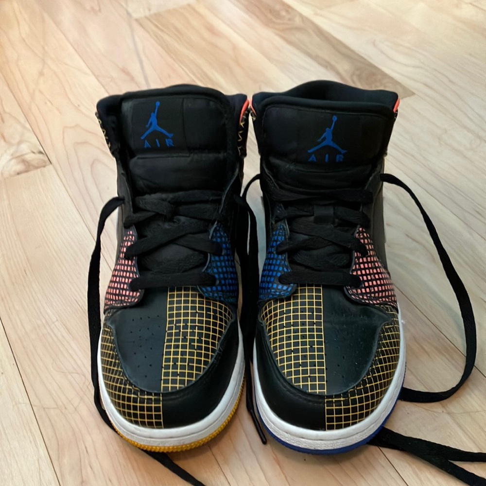 mid Jordan 1s with multi-color grid - Picture 1 of 4